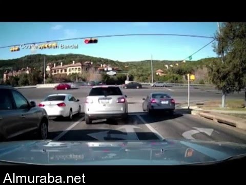 “فيديو” شاحنة تصدم سيارة وتقذف بها عن جسر في أمريكا