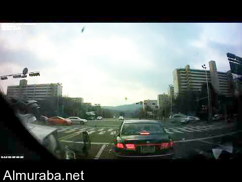 “فيديو” شاهد سائق متهور يتخطى الإشارة ويتسبب بحادث مروع