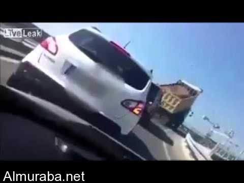 “فيديو” سائق شاحنة ينتقم من قائدي سيارة حاولا طرده من الطريق