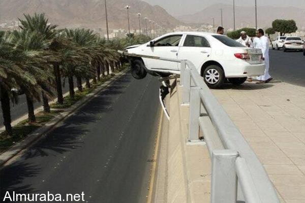 "صورة" نجاة قائد سيارة من سقوط مروع من مرتفع بالمدينة 1