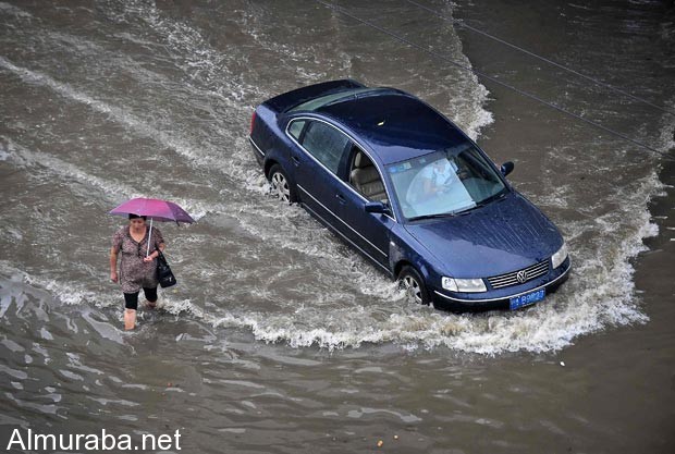 “فيديو” شاهد كمية المياه التي ستكون كافية لجرف سيارتك عند هطول أمطار كثيفة