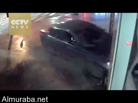 “فيديو” في الصين رجل مخمور يقتحم بنكاً بسيارته