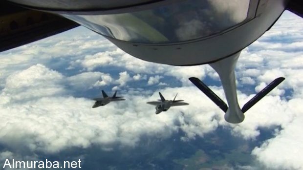 "فيديو" شاهد كيف تتزود المقاتلات الأمريكية بالوقود وهي تحلق في الهواء 1