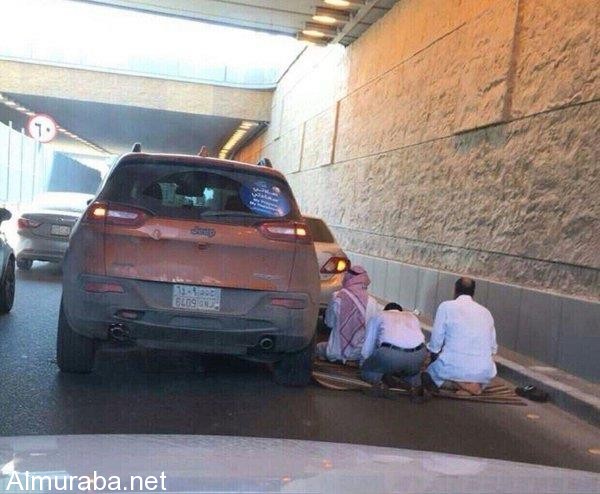 صورة تثير إعجاب وإنتقاد مغردي “تويتر” لأشخاص يصلون معاً بعد حادث وقع بين مركباتهم