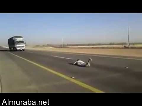 “فيديو” شاهد الاستعراض يقود متهورا إلى الاستلقاء أمام شاحنة مسرعة كادت تدهسه