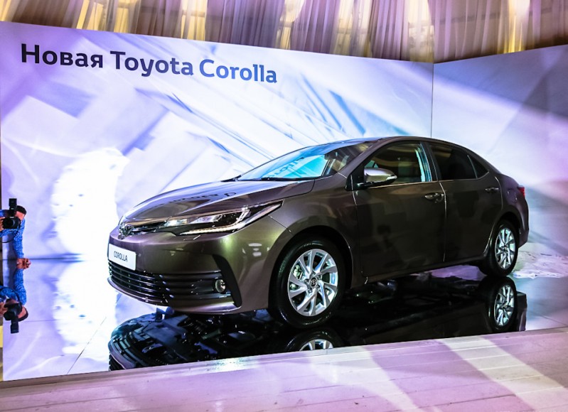 2016-Toyota-Corolla-facelift-front-three-quarter-Live-Images