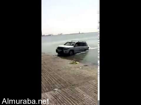 "فيديو" شاهد استخراج تويوتا لاندكرزر غارق في البحر الكويت 1
