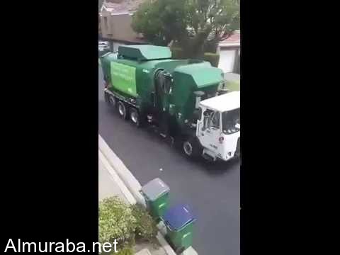 “فيديو” شاهد طريقة مبتكرة وسريعه لتفريغ حاويات النفايات عن طريق سيارات البلدية