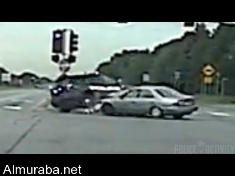 “فيديو” شاهد سيارة شرطة تقطع الإشارة الحمراء فتتعرض لحادث أدى لانقلابها
