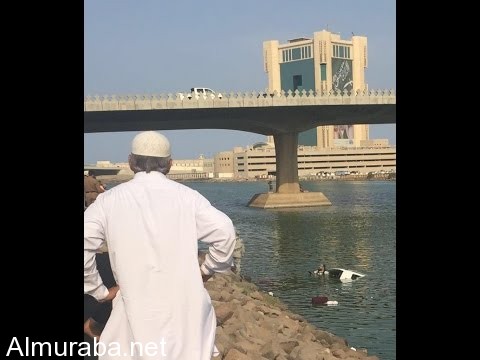 “فيديو” شاهد سقوط سيارة جيب في بحيرة بجدة ونجاة قائدها