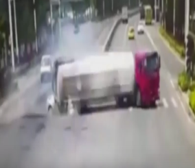 ”فيديو” شاهد سائق شاحنة يسحق سيارة بمفترق طرق بالصين 7