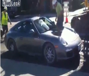“فيديو“ شاهد سيارة بورش تغرس في الاسمنت الرطب في إحدى شوارع سان فرانسيسكو 1