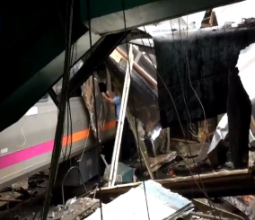 “بالفيديو” شاهد حادث قطار بولاية نيوجيرسي الأمريكية يتسبب في قتل 3 أشخاص ومئات المصابين 1