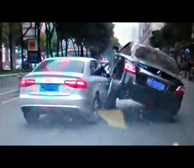 “بالفيديو” شاهد أسوء 5 حالات تحطم للسيارات 2016 1