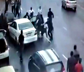 “بالفيديو” شاهد حشد من المارّة ينقذون مسناً من السطو على سيارته