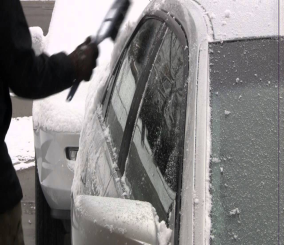 “فيديو” شاهد كيف تنظف سياراتك بعد أن تغطيها الثلوج