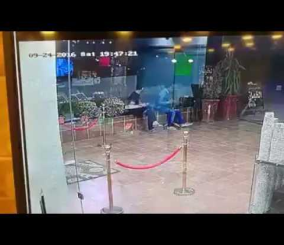 “فيديو” شاهد لحظة اقتحام سيارة لمحل تجاري في الأردن ونجاة شابين بأعجوبة