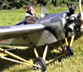 ”فيديو” شاهد رجلا تعب من قيادة السيارة إلى العمل.. فصنع طائرته الخاصة