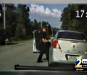 ”فيديو” شاهد مقطع صادم للحظة فرار امرأة بسيارتها أثناء محاولة شرطي اعتقالها