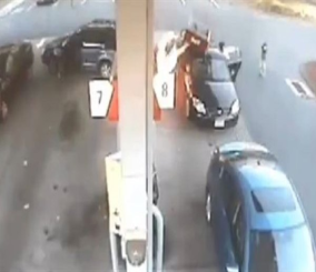 ”فيديو” شاهد إمرأة شجاعة أنقذت طفلاً من سيارة محترقة بعد اصطدامها بخزان وقود