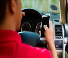 “دراسة“ واحدا من كل عشرة قائدي سيارات يستخدمون هواتفهم الجوالة على الطرق