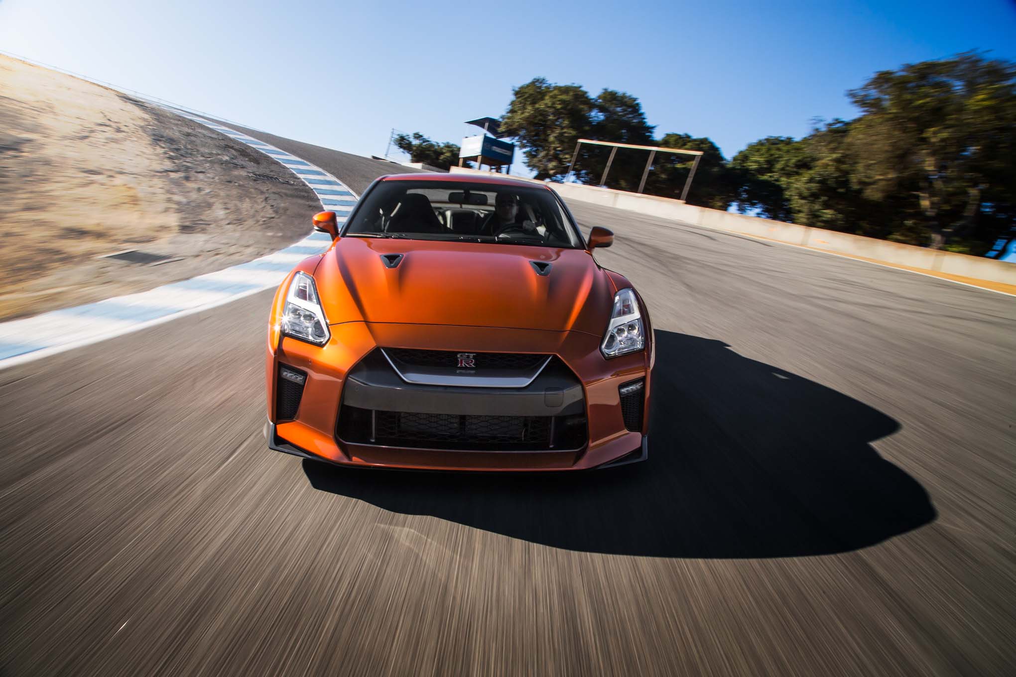 2017-nissan-gt-r-front-end-in-motion-02