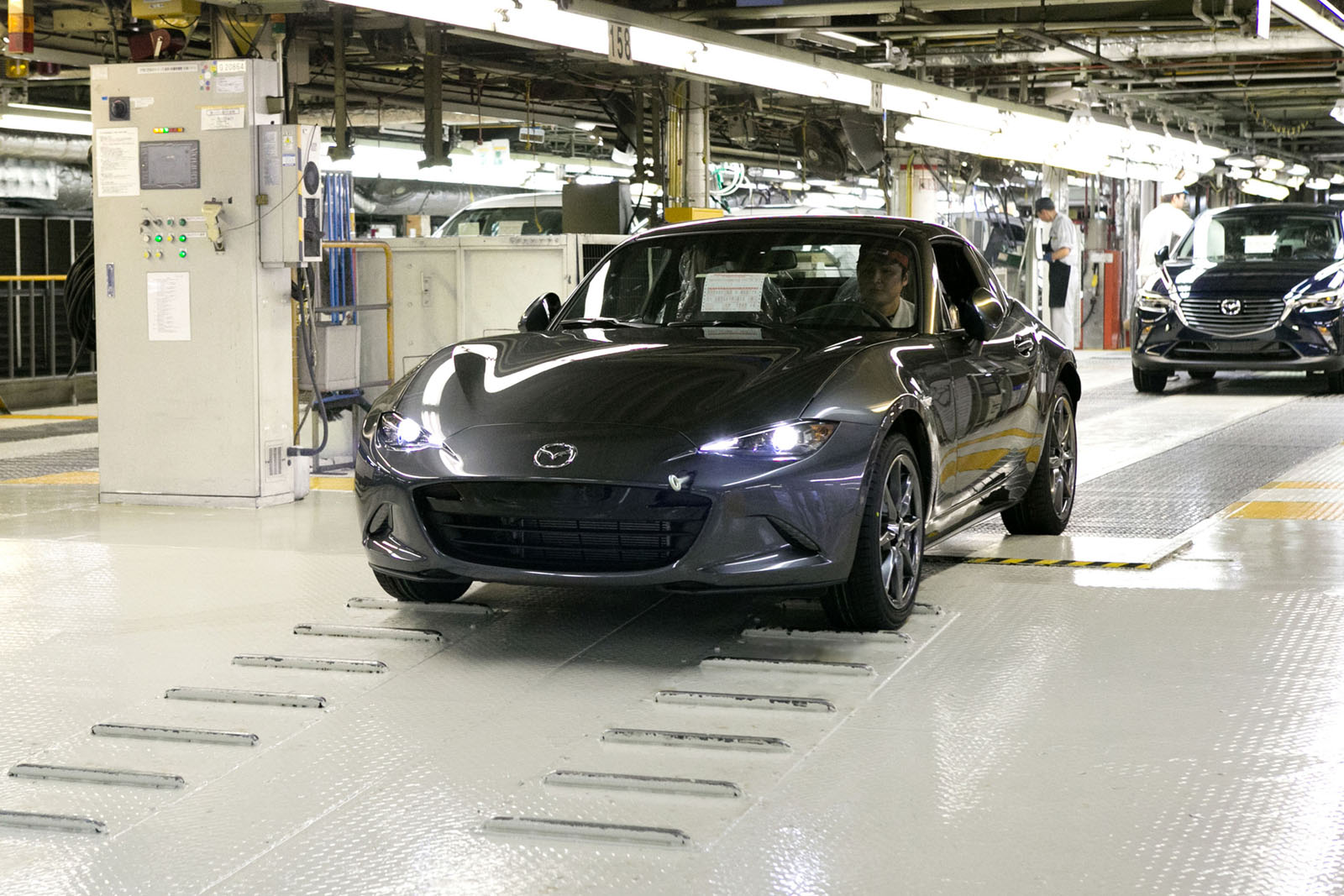 “مازدا” تبدأ إنتاج موديل MX-5 RF في اليابان Mazda