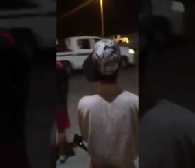 “فيديو” شاهد دورية شرطة تطارد مركبة شاب مفحط بأحد الميادين العامة في المملكة