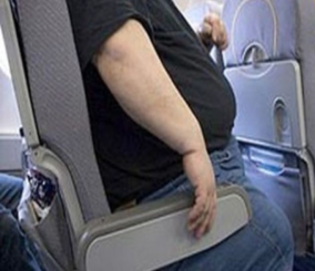 شركة طيران تقدم على وزن المسافرين البدينين قبل الصعود إلى الطائرة 1