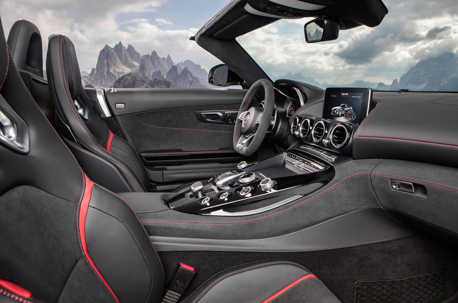 AMG GT Roadster (R 190), 2016; Exterieur: designo diamantweiß bright; Interieur: Leder Nappa Exklusiv schwarz/ red pepper; Kraftstoffverbrauch kombiniert: 9,4 l/100 km, CO2-Emissionen kombiniert: 219 g/km//AMG GT Roadster (R 190), 2016; exterior: designo diamond white bright; interior:Nappa leather exclusive black/red pepper; fuel consumption, combined: 9.4 l/100 km; combined CO2 emissions: 219 g/km