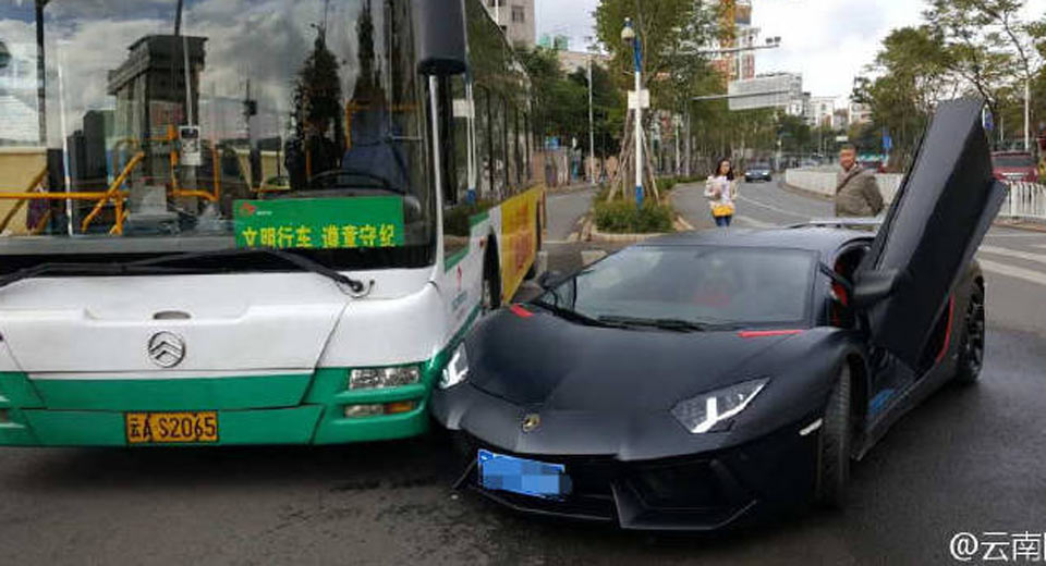 "لامبورجيني" أفينتادور تحتك بحافلة في الصين Lamborghini Aventador 1