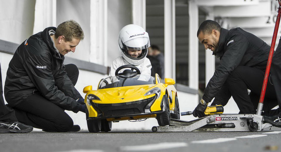 “مكلارين” تأخذ السيارة الكهربية اللعبة P1 لحلبة سباق جودوود للأطفال McLaren