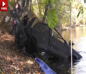 “فيديو“ شاهد سحب سيارة نيسان سنترا 1986 مسروقة منذ 28 عاما من نهر ميريماك