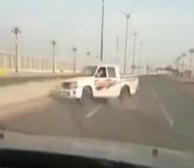 “فيديو“ شاهد مفحط يفقد السيطرة ويرتدّ على سيارة شاب كان يسير خلفه ويصوّره