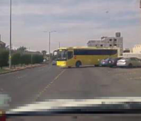 “فيديو” المرور يتفاعل مع بلاغ قدمه أحد المواطنين عن سائق حافلة مدرسية يعكس الطريق 1