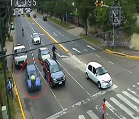 “فيديو“ شاهد سائقة تجر شرطي مرور فوق الصندوق الأمامي لسيارتها لعدة مئات من الأمتار 1