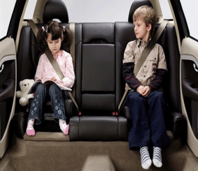 تجنب هذه الأخطاء لضمان السلامة والراحة لطفلك في السيارة!