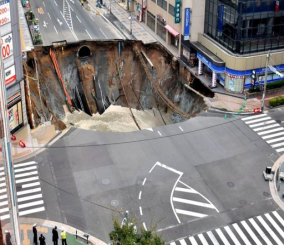 “فيديو” شاهد لحظة انهيار أرضي مرعب على أحد طرق اليابان
