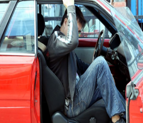 كيف تتجنب الصدمة الاستاتيكية عند خروجك من السيارة؟