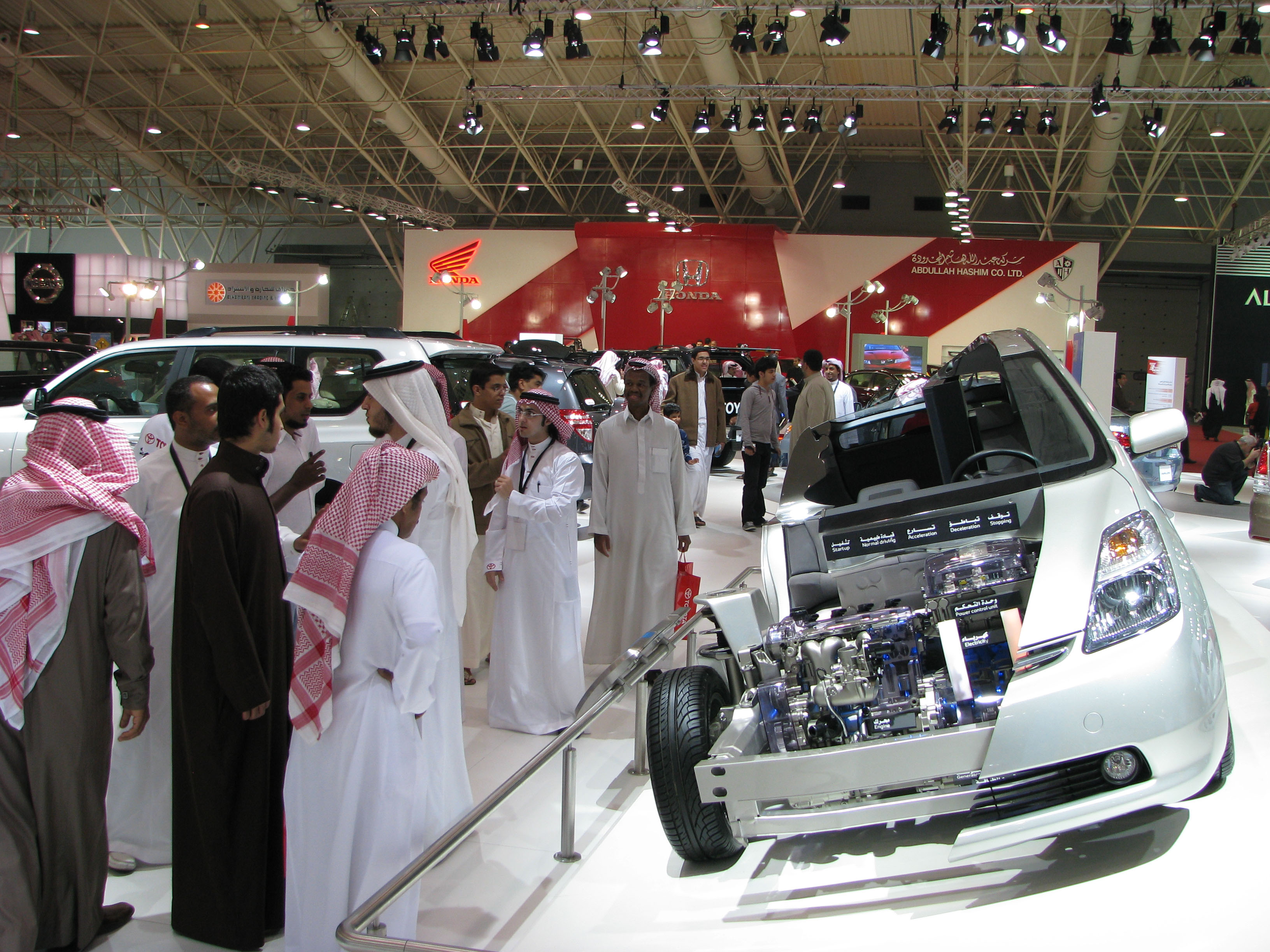معرض الرياض للسيارات مدخل مباشر لسوق السيارات في المملكة 1