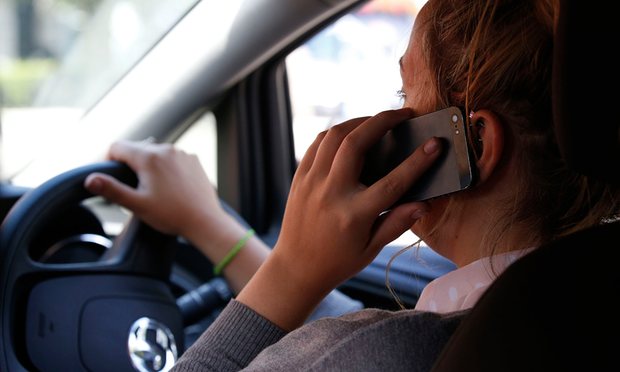 الحكومة البريطانية تطالب بإضافة برمجية تمنع استخدام الهواتف المحمولة أثناء القيادة