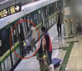 "فيديو" شاهد رجلا يستخدم عربة طفله لمنع باب القطار من الإغلاق 3