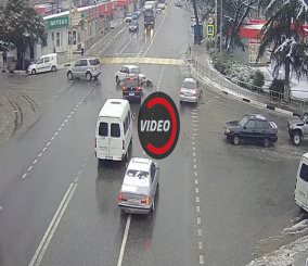 "فيديو" شاهد سيارة "لادا" ذاتية القيادة تقذف بسائق وسط الشارع بعد حادث تصادم في روسيا 1