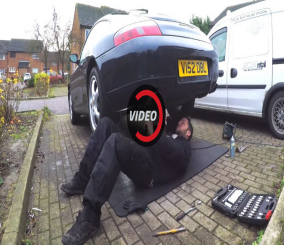 “فيديو” شاهد كيف قام هذا الرجل بالتعديل على صوت سيارته “بورش 996”