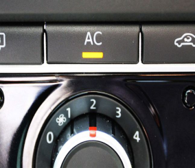 ما الذي يؤدي إلى ارتفاع حرارة محرك السيارة عند تشغيل المكيف؟