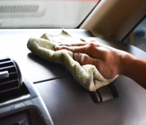 كيف تقوم بتنظيف الواجهة البلاستيكية الداخلية لسيارتك؟