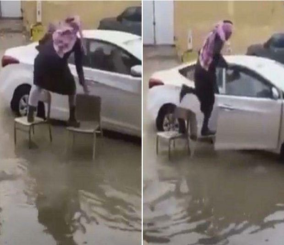 “فيديو“ شاهد كيف دخل معلم  إلى سيارته الواقفة في بركة من الماء بحفر الباطن