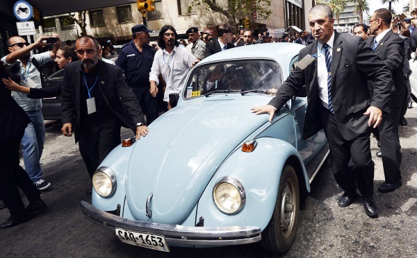 Security personnel surround the Volkswagen Beetle belonging to Uruguay's former President Jose Mujica as he is being driven away after handing over the presidential sash to Tabare Vazquez (not pictured) in Montevideo March 1, 2015. REUTERS/Carlos Pazos (URUGUAY - Tags: POLITICS)