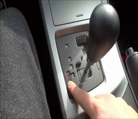 “فيديو” شاهد وتعرف على 4 نصائح مهمة لقيادة السيارة الأوتوماتيك