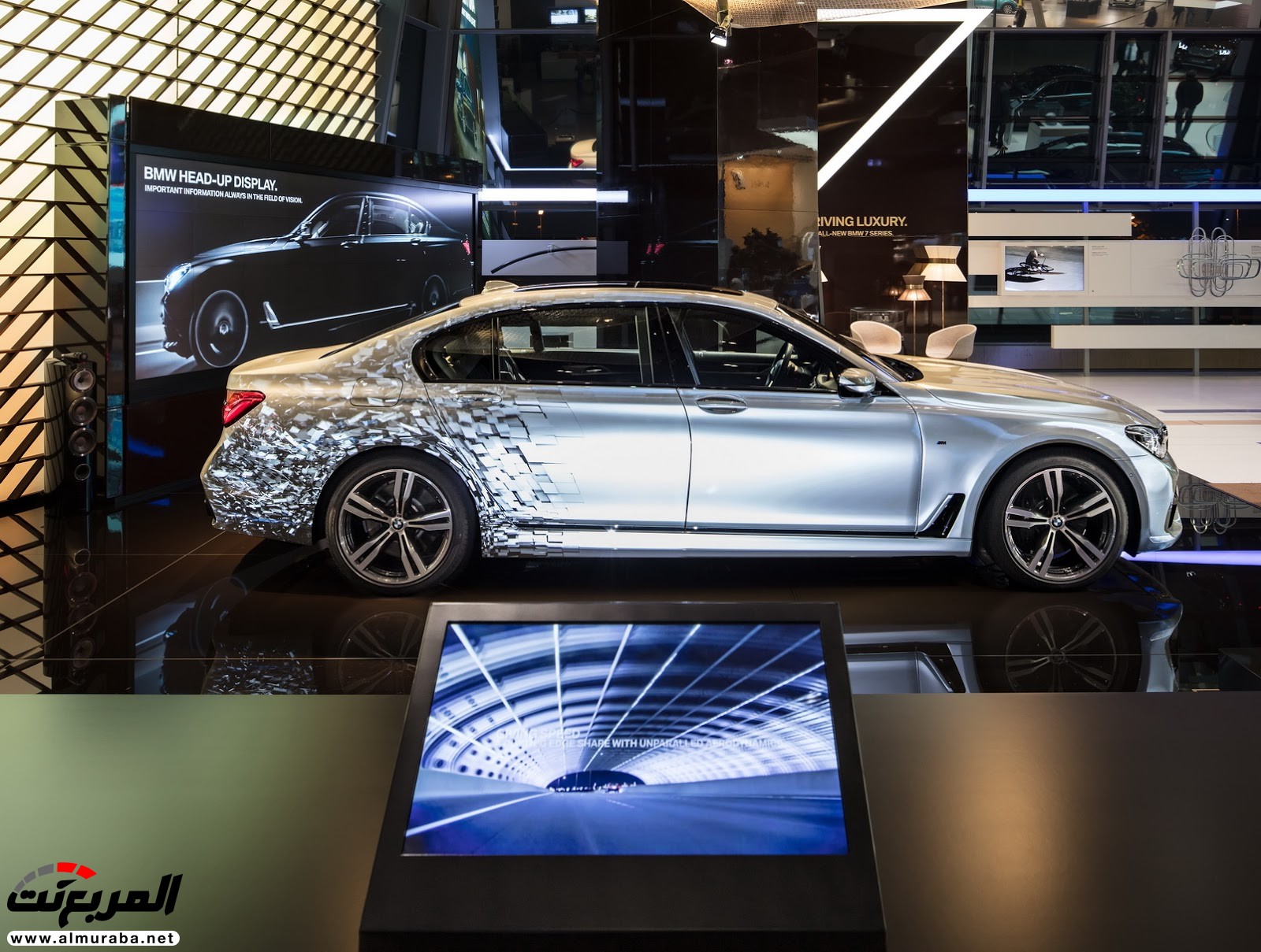 "بي إم دبليو" تجسّد مراحل تصميم الفئة السابعة عبر أجهزة البروجيكتور بمتاجرها العالمية BMW 7-Series 3